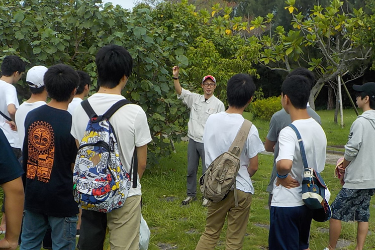 植物園内をツアー形式で解説
